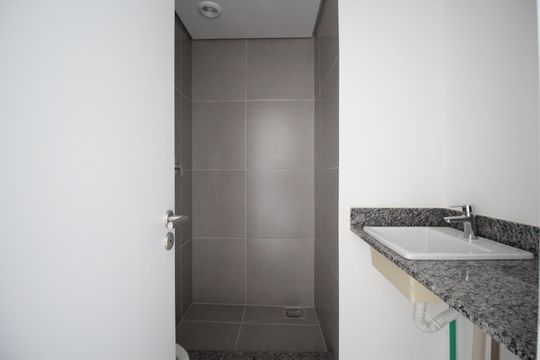 Banheiro de kitnet/studio à venda com 0 quarto, 30m² em Jardim do Salso, Porto Alegre