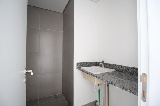 Banheiro de kitnet/studio à venda com 0 quarto, 30m² em Jardim do Salso, Porto Alegre