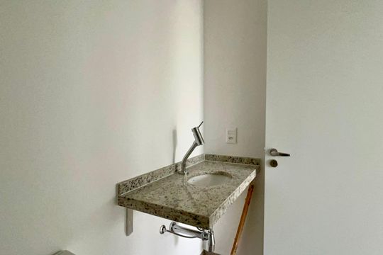 Banheiro de apartamento à venda com 1 quarto, 44m² em Pinheiros, São Paulo