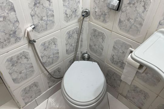 Banheiro  de kitnet/studio para alugar com 1 quarto, 35m² em Embaré, Santos
