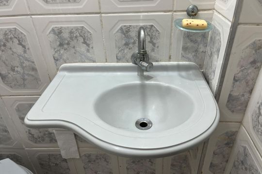 Banheiro  de kitnet/studio para alugar com 1 quarto, 35m² em Embaré, Santos