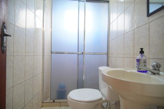 Banheiro de kitnet/studio para alugar com 1 quarto, 35m² em Centro, São Leopoldo