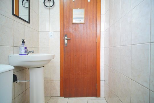 Banheiro de kitnet/studio para alugar com 1 quarto, 35m² em Centro, São Leopoldo