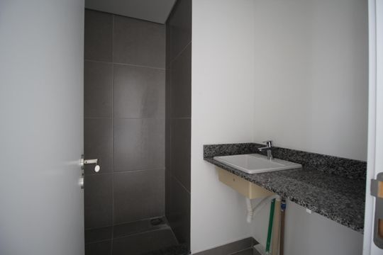 Banheiro de kitnet/studio à venda com 0 quarto, 29m² em Jardim do Salso, Porto Alegre