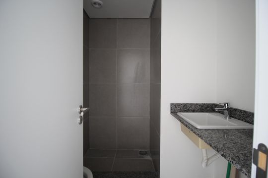 Banheiro de kitnet/studio à venda com 0 quarto, 29m² em Jardim do Salso, Porto Alegre