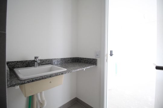 Banheiro de kitnet/studio à venda com 0 quarto, 30m² em Jardim do Salso, Porto Alegre