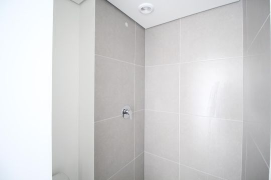 Banheiro de kitnet/studio à venda com 0 quarto, 30m² em Jardim do Salso, Porto Alegre