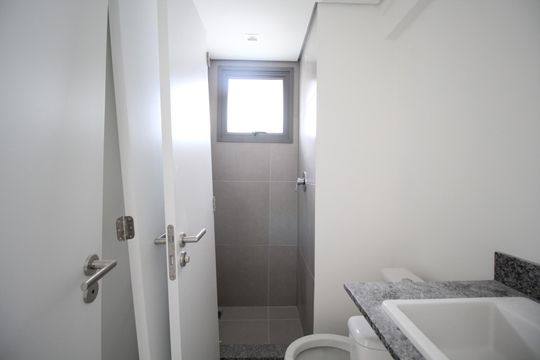 Banheiro da Suíte 1 de apartamento à venda com 1 quarto, 55m² em Jardim do Salso, Porto Alegre