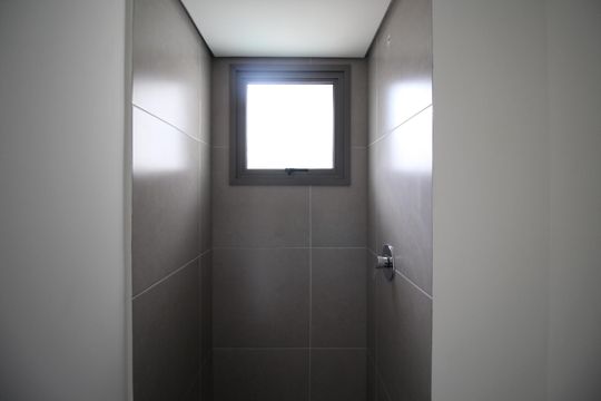 Banheiro da Suíte 2 de apartamento à venda com 2 quartos, 65m² em Jardim do Salso, Porto Alegre