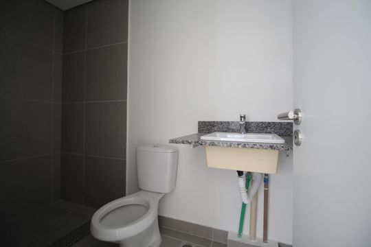 Banheiro da Suíte 1 de apartamento à venda com 2 quartos, 65m² em Jardim do Salso, Porto Alegre