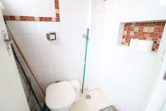 Banheiro de serviço de apartamento para alugar com 3 quartos, 80m² em Tubalina, Uberlândia