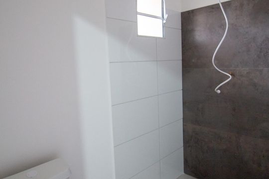 Banheiro de kitnet/studio para alugar com 1 quarto, 20m² em Vila Castilho, Votorantim