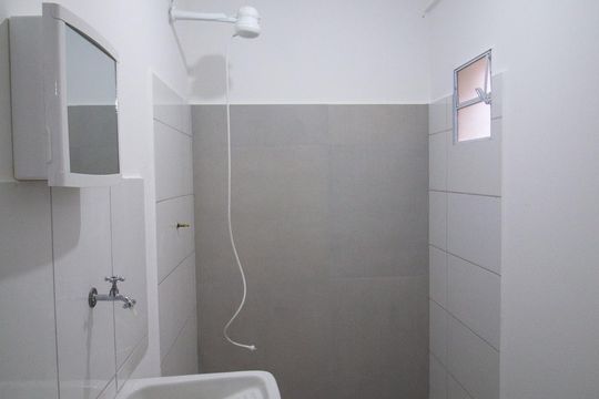 Banheiro de kitnet/studio para alugar com 1 quarto, 18m² em Vila Castilho, Votorantim