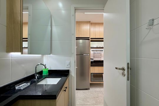 Banheiro  de kitnet/studio para alugar com 1 quarto, 25m² em Jardim das Acacias, São Paulo