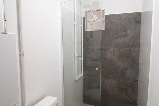 Banheiro de kitnet/studio para alugar com 1 quarto, 30m² em Vila Castilho, Votorantim