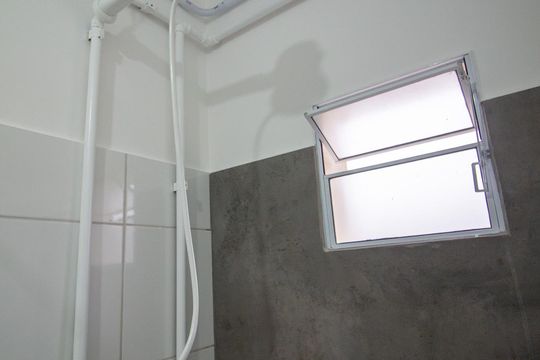 Banheiro de kitnet/studio para alugar com 1 quarto, 21m² em Vila Castilho, Votorantim