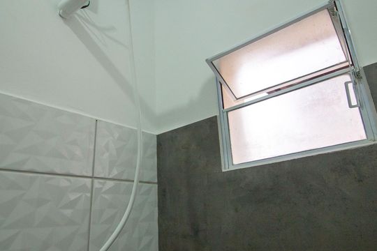 Banheiro de kitnet/studio para alugar com 1 quarto, 14m² em Vila Castilho, Votorantim