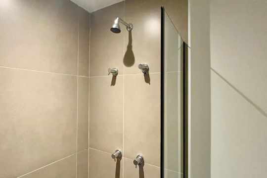 Banheiro de kitnet/studio para alugar com 1 quarto, 33m² em Pinheiros, São Paulo