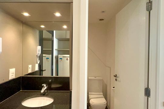 Banheiro de kitnet/studio para alugar com 1 quarto, 33m² em Pinheiros, São Paulo