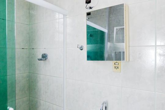 Banheiro de apartamento à venda com 1 quarto, 49m² em Jardim Cocaia, Guarulhos