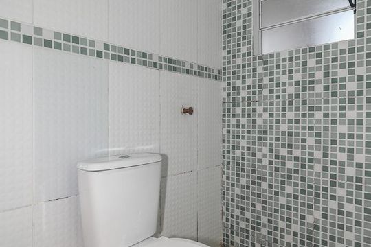 Banheiro de apartamento para alugar com 1 quarto, 50m² em Costa E Silva, Porto Alegre