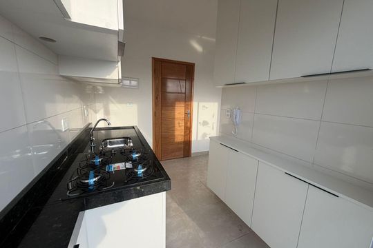 Cozinha de apartamento à venda com 2 quartos, 85m² em Jardim Caguassu, São Paulo