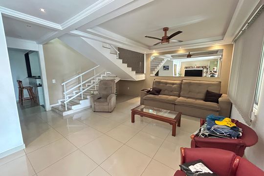 Casa à venda com 4 quartos, 200m² em Vila Valqueire, Rio de Janeiro
