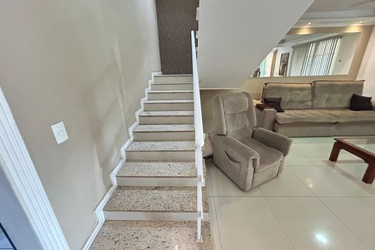 Escada de casa à venda com 4 quartos, 200m² em Vila Valqueire, Rio de Janeiro