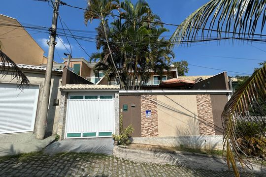 Fachada + placa de casa à venda com 4 quartos, 200m² em Vila Valqueire, Rio de Janeiro