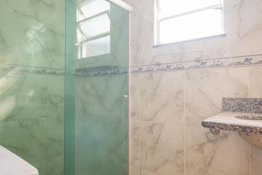 Banheiro de apartamento para alugar com 2 quartos, 70m² em Almerinda, São Gonçalo