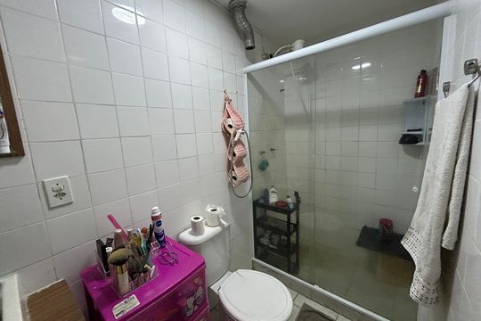 Banheiro de apartamento para alugar com 2 quartos, 65m² em Pilares, Rio de Janeiro