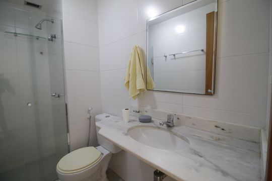 Banheiro de apartamento à venda com 3 quartos, 83m² em Barra Olímpica, Rio de Janeiro