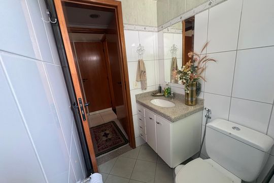 Banheiro da Suíte 1 de apartamento à venda com 3 quartos, 131m² em Setor Bueno, Goiânia