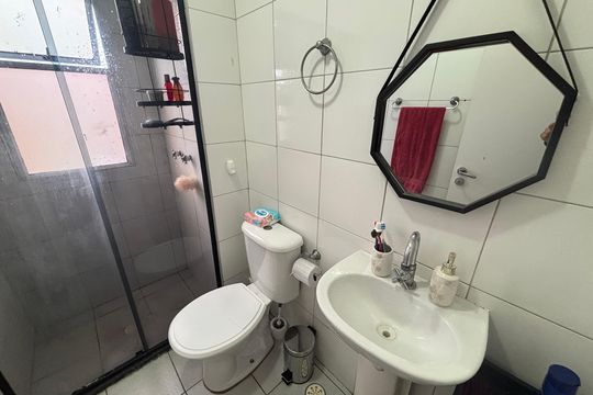Banheiro de apartamento à venda com 2 quartos, 47m² em Vila Zefira, São Paulo