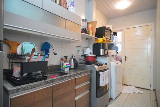 Cozinha de casa de condomínio à venda com 3 quartos, 55m² em Feitoria, São Leopoldo