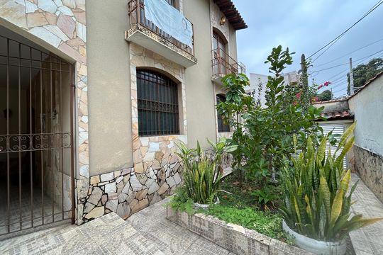 Fachada de casa à venda com 6 quartos, 341m² em Vila Valqueire, Rio de Janeiro