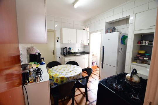 Cozinha de apartamento à venda com 2 quartos, 68m² em Centro, Campinas