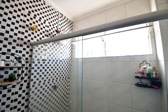 Banheiro de apartamento à venda com 2 quartos, 68m² em Centro, Campinas