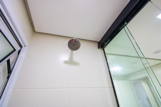 Banheiro social de apartamento à venda com 2 quartos, 70m² em Vila Valparaíso, Santo André