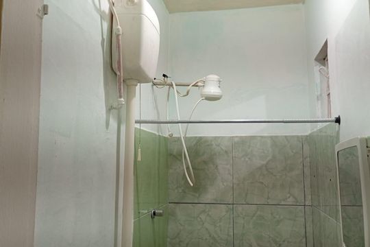 Banheiro de kitnet/studio para alugar com 1 quarto, 30m² em Jardim Caiçara, Cabo Frio