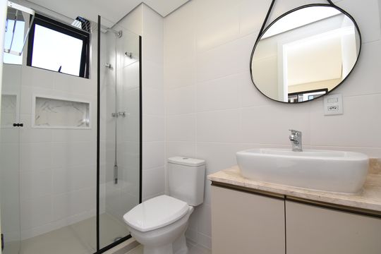 Banheiro 2 de apartamento à venda com 2 quartos, 53m² em Campina do Siqueira, Curitiba