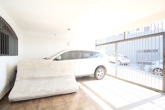 Garagem de casa à venda com 4 quartos, 250m² em Jardim Paris, São Paulo