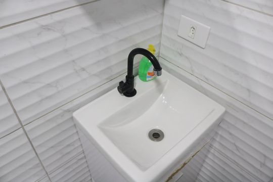 Banheiro de kitnet/studio para alugar com 1 quarto, 25m² em Lapa, São Paulo