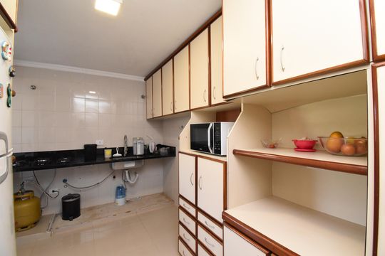 Cozinha de casa para alugar com 3 quartos, 166m² em Ahú, Curitiba