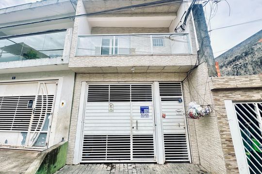 Placa instalada na fachada do imóvel  de casa para alugar com 3 quartos, 100m² em Jardim Doraly, Guarulhos