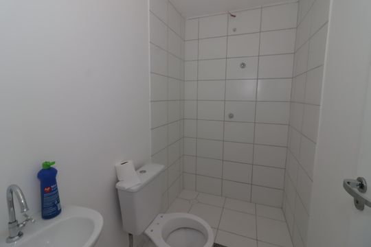Banheiro de apartamento à venda com 2 quartos, 37m² em Rochdale, Osasco
