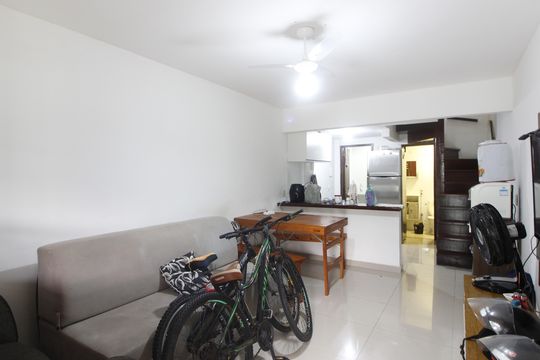 Sala de casa de condomínio para alugar com 2 quartos, 80m² em Ogiva, Cabo Frio