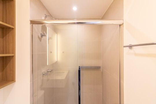 Banheiro de kitnet/studio para alugar com 1 quarto, 30m² em Indianópolis, São Paulo