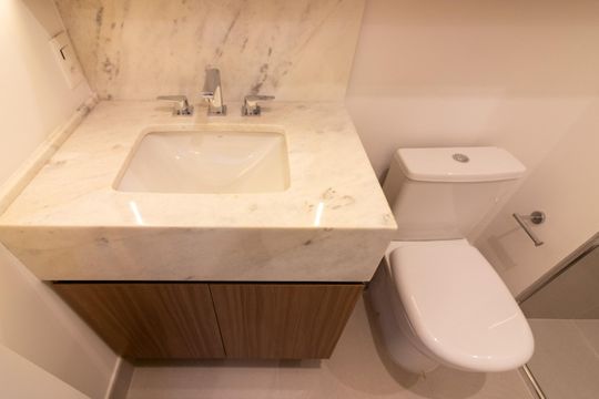 Banheiro de kitnet/studio para alugar com 1 quarto, 30m² em Indianópolis, São Paulo