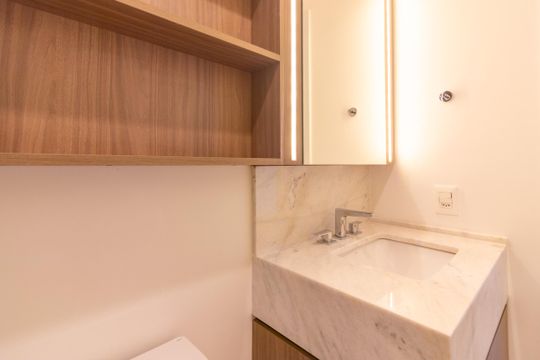 Banheiro de apartamento para alugar com 1 quarto, 42m² em Indianópolis, São Paulo